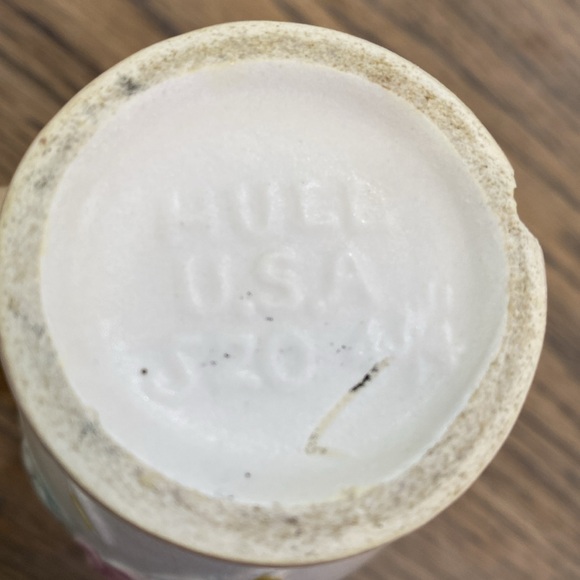 Hull USA J20 4 3/4” Vintage Cream Ceramic Vase with Floral Design. - Picture 2 of 8